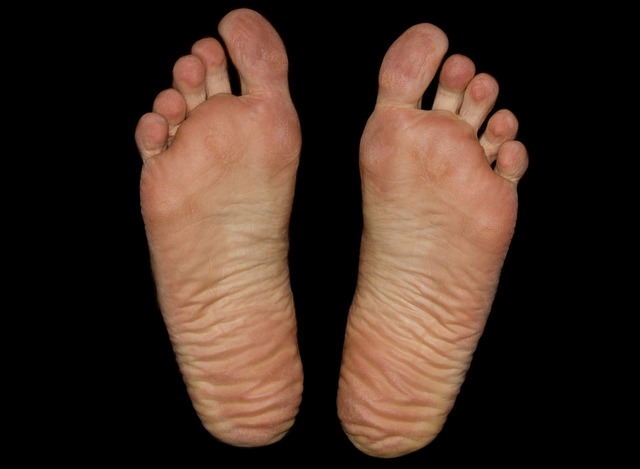 Why is My Right Foot Itching Spiritual Meaning Twin Flame? 2 right foot itchi twin flame